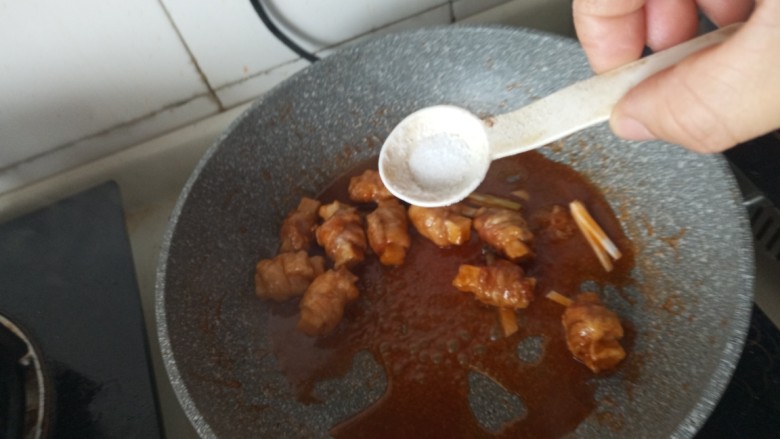 不用吐骨头的茄汁排骨,加盐调味