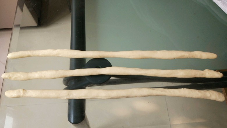 圣诞花环面包
,将三个小面团搓成三根细长条,约70厘米长
