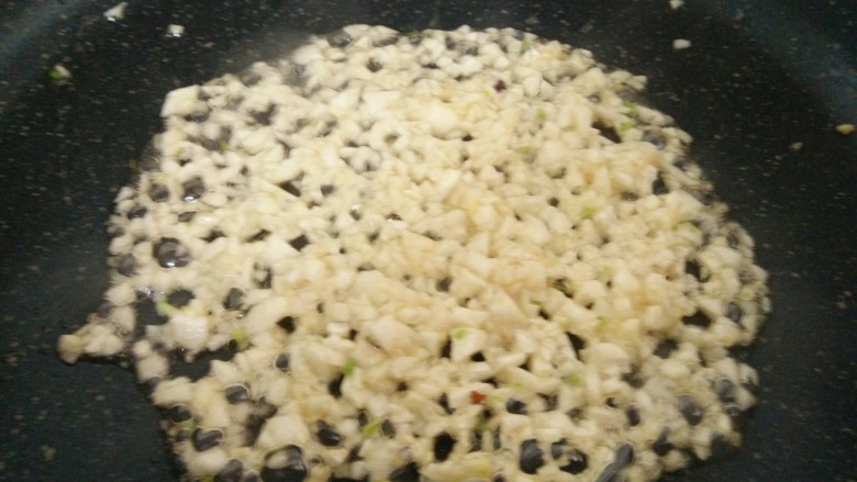 蒜蓉粉丝开背虾,取一半的蒜末,凉油下锅煸出香味