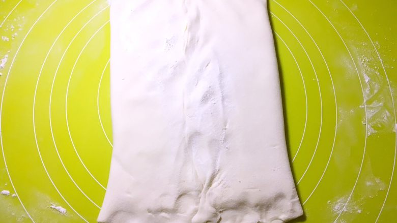 圣诞拿破仑酥,将两侧的面片掀起,包裹上黄油,捏紧收口