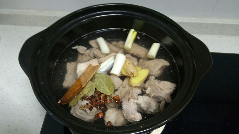 不加油的糖醋排骨,加入所有调料和葱、姜,开大火煮。