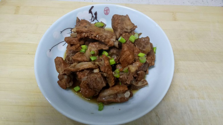 不加油的糖醋排骨,撒上葱花点缀。