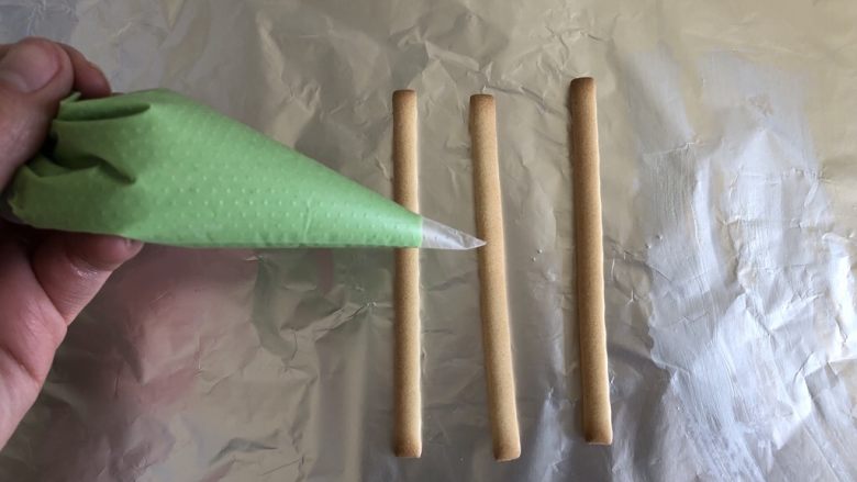 圣诞姜味蛋糕,白巧克力隔热水(50度热水)融化,加入抹茶粉和色素调色,装入裱花袋中