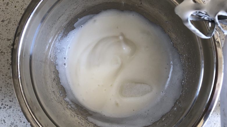 圣诞姜味蛋糕,打发到有明显纹路时,倒入剩下的细砂糖,继续高速打发
