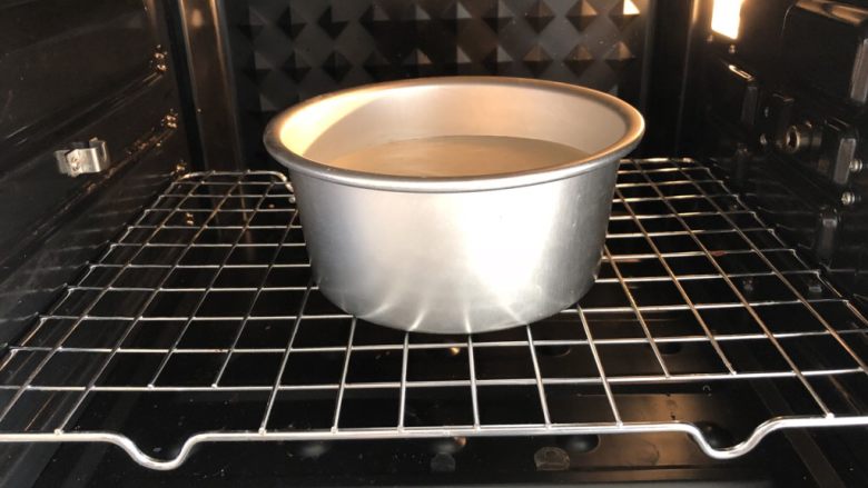 圣诞姜味蛋糕,把蛋糕糊倒入活底6寸模具中,轻轻再桌上磕几下震出大气泡,放入提前预热好的烤箱,上火150度,下火160度,烤35分钟