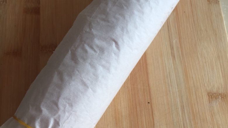 橙皮蛋糕奥利奥奶油夹心卷,卷好之后收口的部分冲下,压住放冰箱冷藏4个小时以上,就可以拿出来切开享用美味了