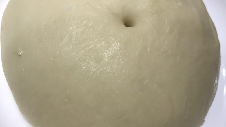 面包超人挤挤面包,将材料A混合,用面包机/手揉至拉出厚膜。加入材料B黄油/玉米油(当然黄油更香),搓揉至拉出薄膜。静置至长大1倍。筷子戳动无收缩或塌陷即可。