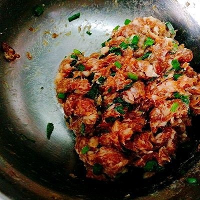 福州+Q弹包心鱼丸,最后加入葱花,白糖,搅拌均匀,包上保鲜膜腌制15分钟