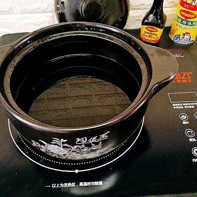 福州+Q弹包心鱼丸,取一个砂锅,小火慢慢烧,小火,小火,小火哦,最好用砂锅,炒锅比较容易煮开,我们这里主要是让锅慢慢加热