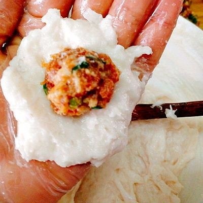 福州+Q弹包心鱼丸,盛一勺鱼肉蓉在手掌上摊开,中间放一块馅料,