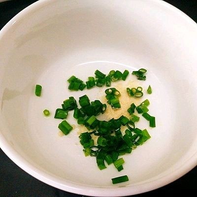 福州+Q弹包心鱼丸,取一个小碗,加一点点盐,美极鲜鸡粉葱花