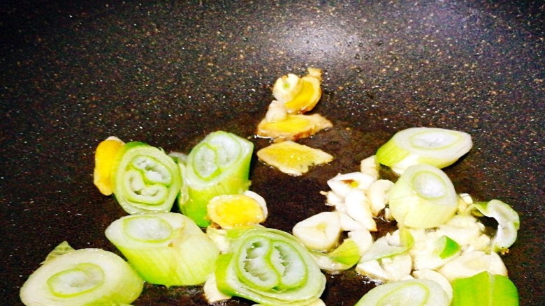 福州+香辣鱿鱼煲,放入大葱,姜片爆香