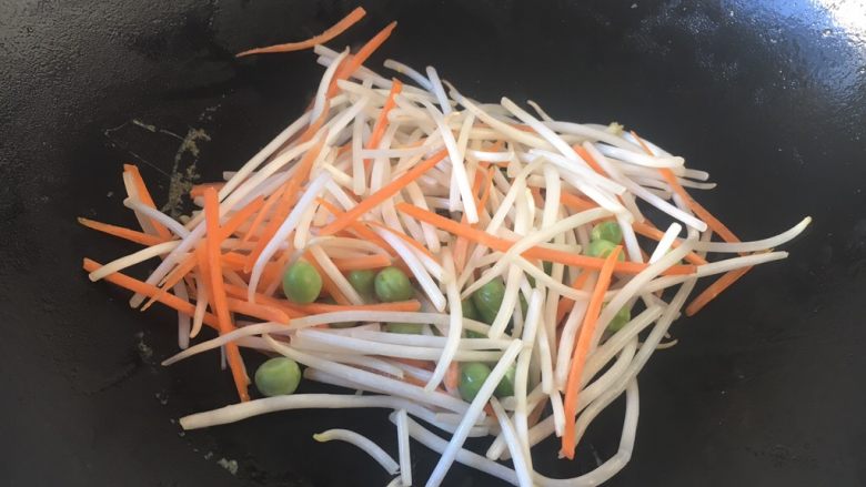 厨房挑战 荤菜 绿豆芽炒鲜虾皮(雪虾),用煎鸡蛋饼的底油,煸炒一下<a style='color:red;display:inline-block;' href='/shicai/ 148'>豌豆</a>、胡萝卜、绿豆芽,使其断生。