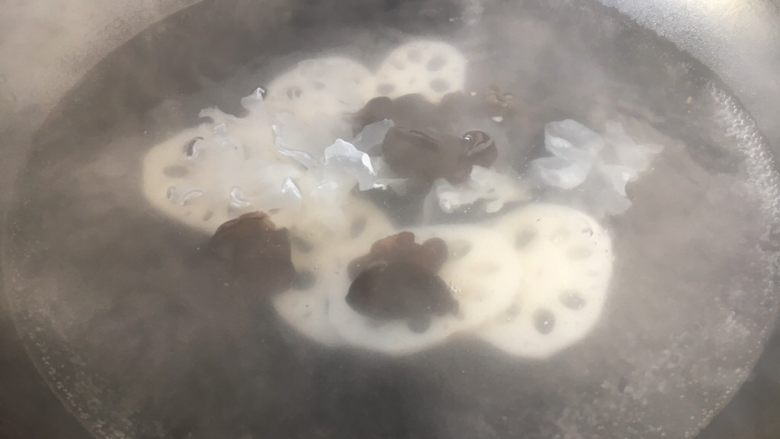 厨房挑战 素菜 腰果全素,锅里放大量的水,水里放一点盐和2滴油,水开后给蔬菜焯水。先焯藕片、木耳,再焯银耳。