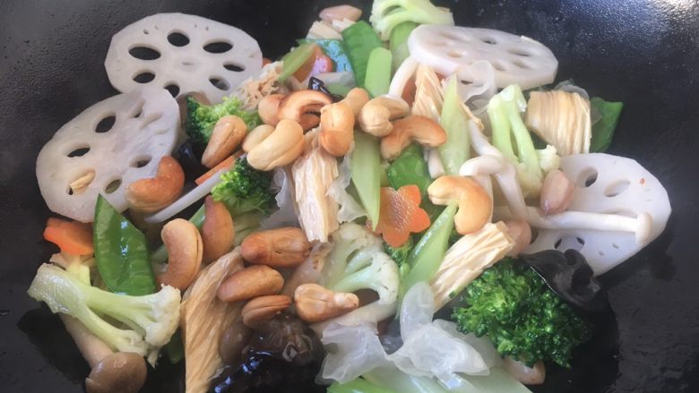 厨房挑战 素菜 腰果全素,最后放入油炸过的腰果,翻炒均匀即可。