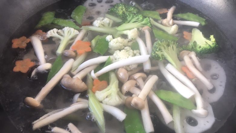 厨房挑战 素菜 腰果全素,然后焯胡萝卜、鲜蘑菇、西兰花、菜花、荷兰豆、芹菜。
最后把所有食材捞出来,过凉水沥干水分。