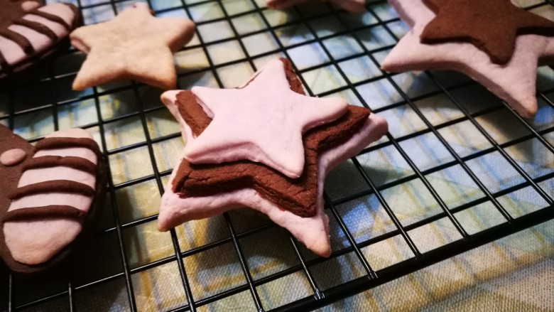 圣诞系列～饼干圣诞树🎄,放在晾架上晾凉