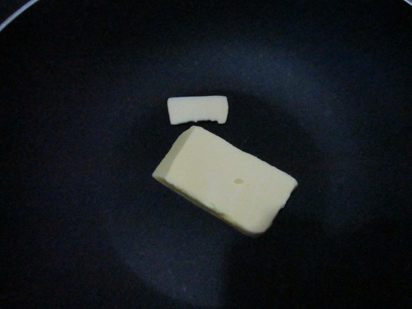 雪花酥,无盐黄油,取需要的量放入不沾锅中
