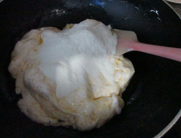雪花酥,继续翻炒,让奶粉和棉花糖混合均匀,然后关火