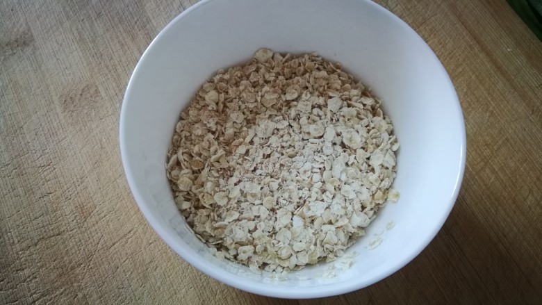 燕麦粥+韭菜鸡蛋,碗里倒入适量燕麦片