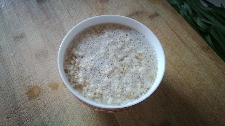 燕麦粥+韭菜鸡蛋,加入开水泡5分钟