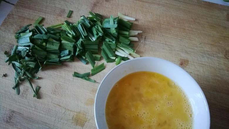 燕麦粥+韭菜鸡蛋,韭菜切碎备用