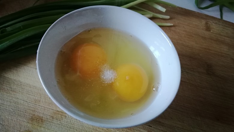燕麦粥+韭菜鸡蛋,鸡蛋加盐打散