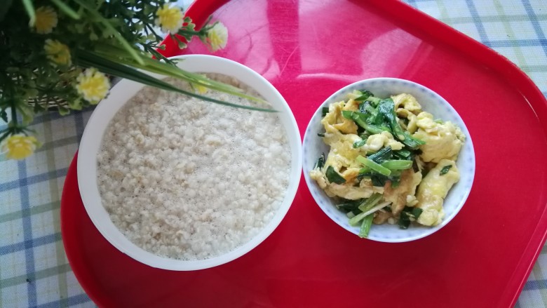 燕麦粥+韭菜鸡蛋,营养美味的早餐做好喽！