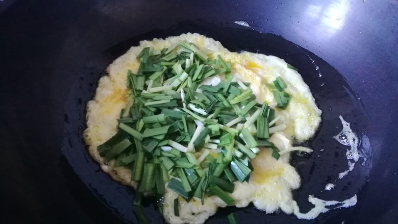 燕麦粥+韭菜鸡蛋,一面未凝固的时候加入韭菜翻炒即可