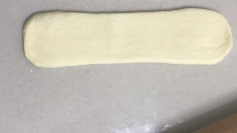 椰浆牛奶吐司,11再用擀面杖从中间向两头擀开,边上的气泡用手拍掉。