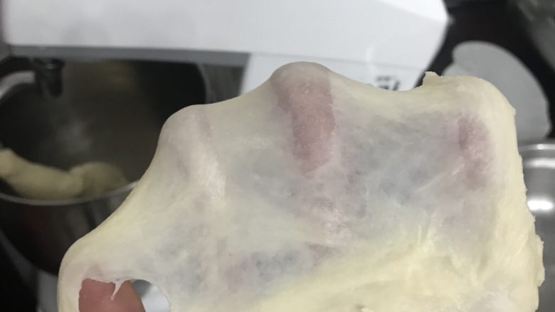 椰浆牛奶吐司,2开动厨师机二档揉成面团后转五档揉至扩展阶段,能拉出膜洞口有锯齿状态。