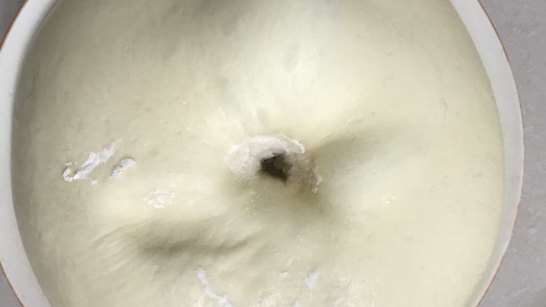 椰浆牛奶吐司,5 放入发酵箱温度在27度,进行一发,发酵二倍大后用手指粘面粉戳洞,洞口不回缩不塌陷为好。