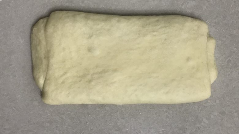 椰浆牛奶吐司,10 取一个面团收口朝下,用手掌拍打排气。