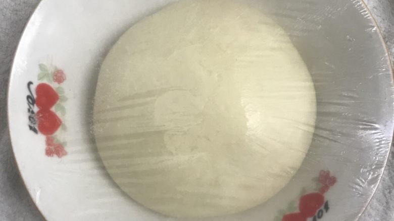 椰浆牛奶吐司,4拿出来整圆放入大汤碗中,盖上保鲜膜。