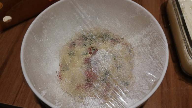 椰子油葱香培根司康(全酵母版本),早上起床就可以把面团从冰箱里拿出来,回温,同时预热烤箱。
这个时候你会发现面团比昨天晚上大了很多,如果没变化,说明温度太低,可以前一天多在室温放一下再放入冰箱。