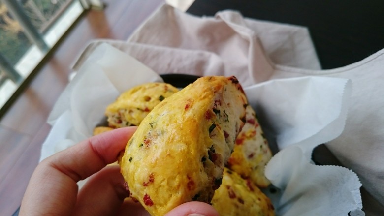 椰子油葱香培根司康(全酵母版本),放入预热好的烤箱中,180度,15分钟就好啦,吃吧,各位小仙女~