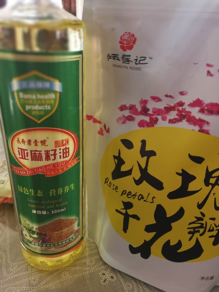 低油低糖植物油版玫瑰花瓣花生酥,我用的是亚麻籽油,也可以是其他无味的植物油。