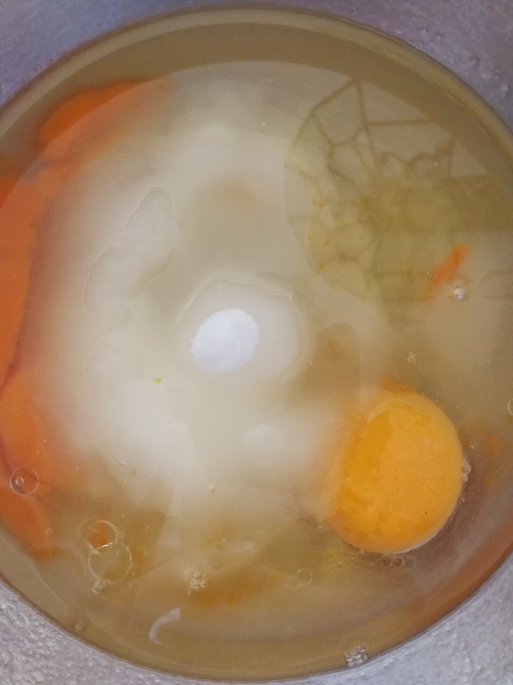 低油低糖植物油版玫瑰花瓣花生酥,鸡蛋液1打散,加入糖,盐,油。