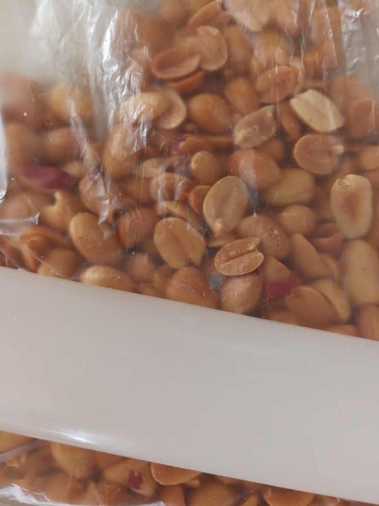 低油低糖植物油版玫瑰花瓣花生酥,熟花生按个人喜好放入保鲜袋里,用擀面杖压碎,有颗粒更好。