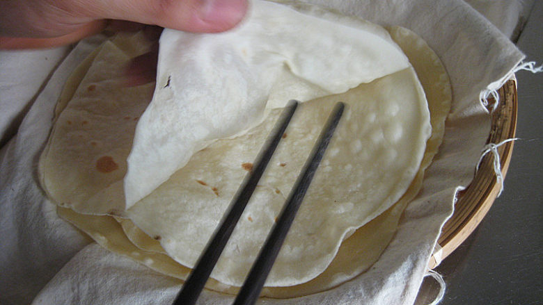 荷叶饼,取出的饼,从旁边快速揭开,小心烫手