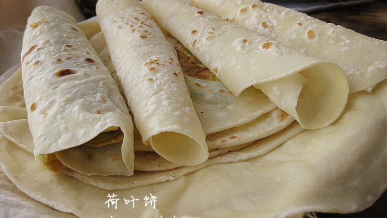 荷叶饼,
烙好的饼用干净的布盖着,吃的时候卷上喜欢的菜,OK
