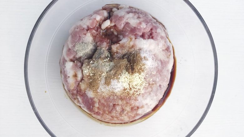 超详细家庭水饺,食材处理二:
猪肉在市场已经加工好 喜欢有嚼劲的可以自己用刀剁 分别加入:食盐/鸡精/生抽/花椒面/胡椒粉/香油