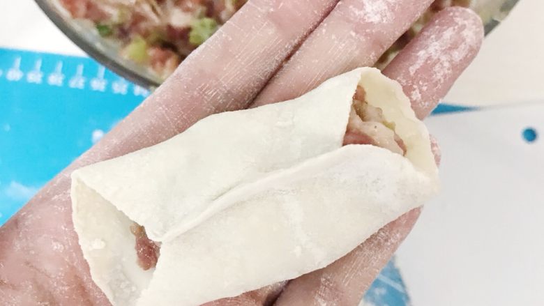 超详细家庭水饺,第一种是我们家常吃的蒸饺 最简单不过了