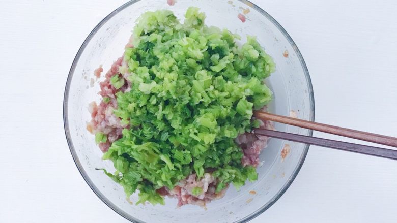 超详细家庭水饺,腌制好的猪肉馅倒入芹菜末