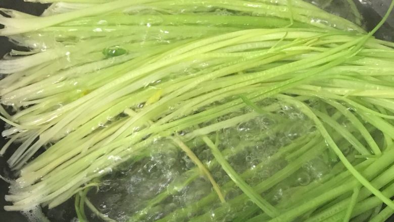 超详细家庭水饺,放入水中焯软(这样不会因为硬而戳破饺皮)