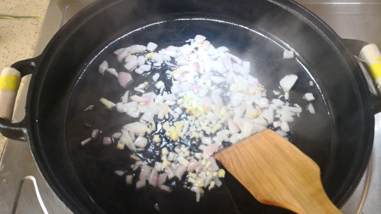 铁锅鲳鳊,油温至80度左右,放入部分洋葱、姜、蒜,煸炒一下,至金黄色为佳。