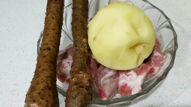 排骨山药烧土豆,所需食材准备好,山药稍稍挂掉最外层老皮就行。