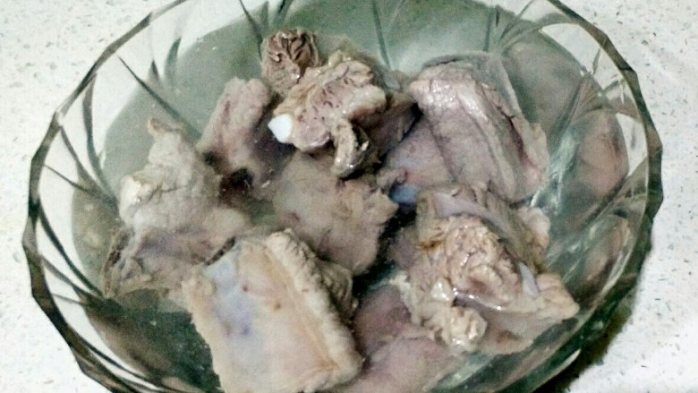 排骨山药烧土豆,焯好的排骨捞起,用凉水冲洗干净,在用凉水泡上备用。