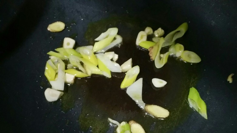 排骨山药烧土豆,热油,葱姜蒜爆锅。