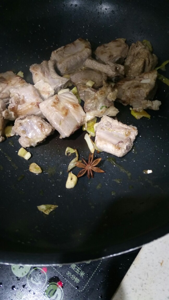 排骨山药烧土豆,排骨下锅煸炒,顺便加入一颗八角。